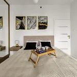 Appartamento Wola - Air Con, Parking & Balcony - By Rentujemy