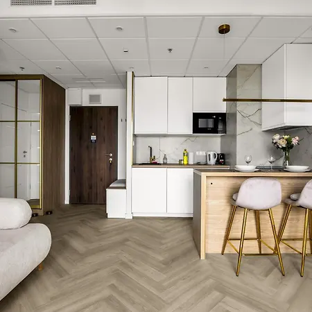 Wola - Air Con, Parking & Balcony - By Rentujemy Apartamento