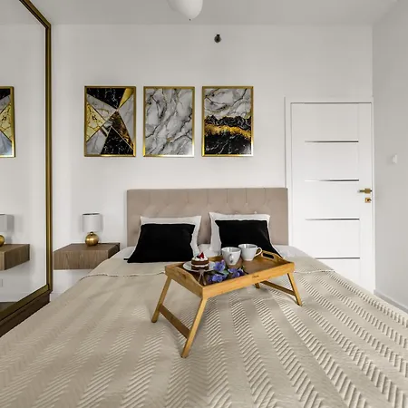 Apartamento Wola - Air Con, Parking & Balcony - By Rentujemy