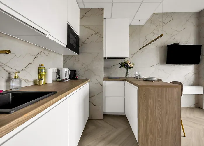 Wola - Air Con, Parking & Balcony - By Rentujemy Lejlighed Warszawa