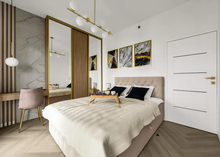 Wola - Air Con, Parking & Balcony - By Rentujemy * وارسو