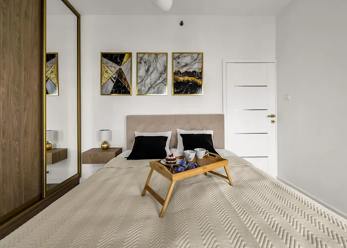 شقة Wola - Air Con, Parking & Balcony - By Rentujemy